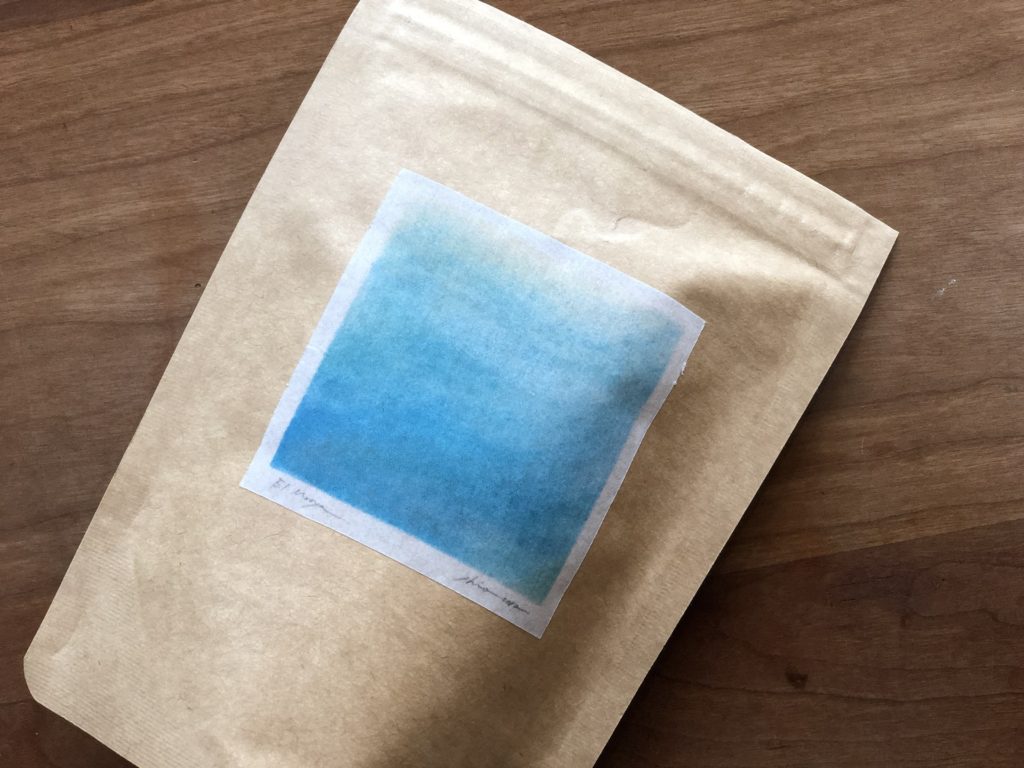 ブルーのお茶のパッケージ