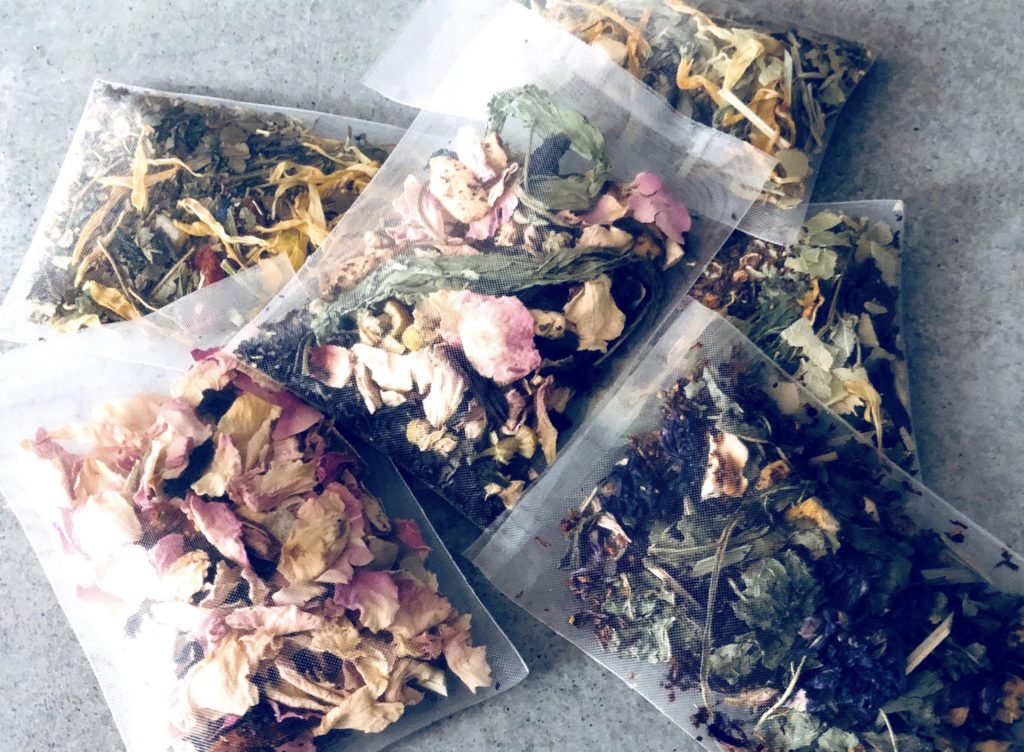 8種のお茶の、中身の茶葉の写真
